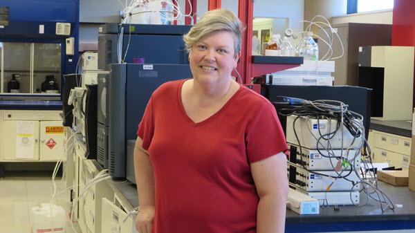 Image of a Baxter scientist in the lab